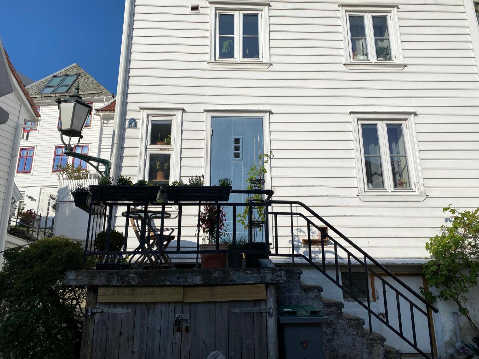 Entire Renovated Apartment From 1780 With Kitchen, Bath, Bedroom, And Living Room In Skuteviken Bergen Exterior photo